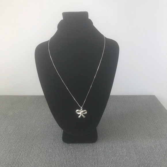 Silver bow necklace - Picture 3 of 4